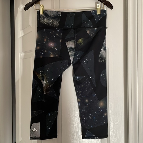 ALO Yoga Airbrush Capri in color Vapor Space - Picture 4 of 6